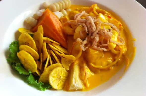 Ceviche com ají amarillo (pimenta peruana), chips de banana, choclo (milho peruano), camote (batata doce peruana) e cebola crocante.