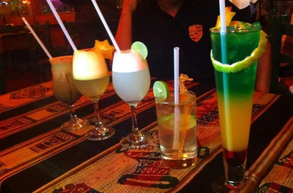 Drinks de Algarrobina, Pisco Sour de carambola, Pisco Sour clássico de limão, Chilcano e Machu Picchu.