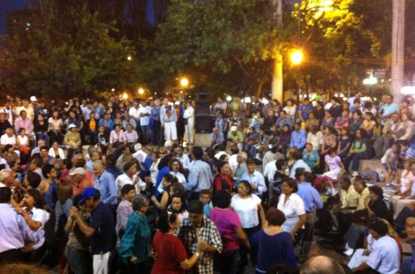 Em um dia há aulas gratuitas de salsa no parque em Lima, em outro cinema a céu aberto.