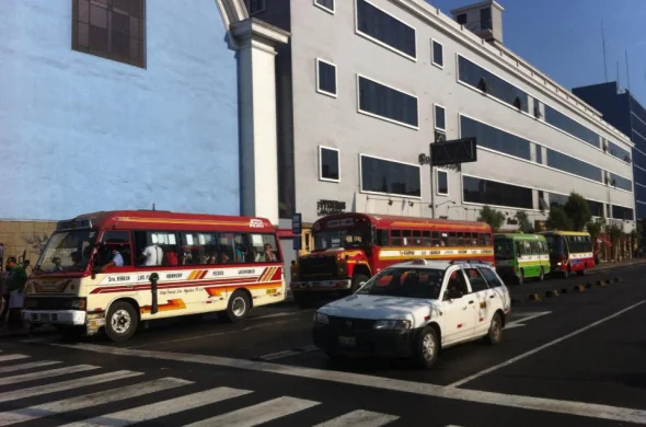 Meio de transporte os Coletivos e Combis.